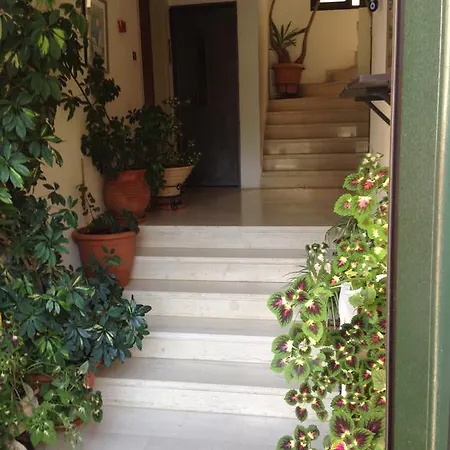 Edipsos Apartment